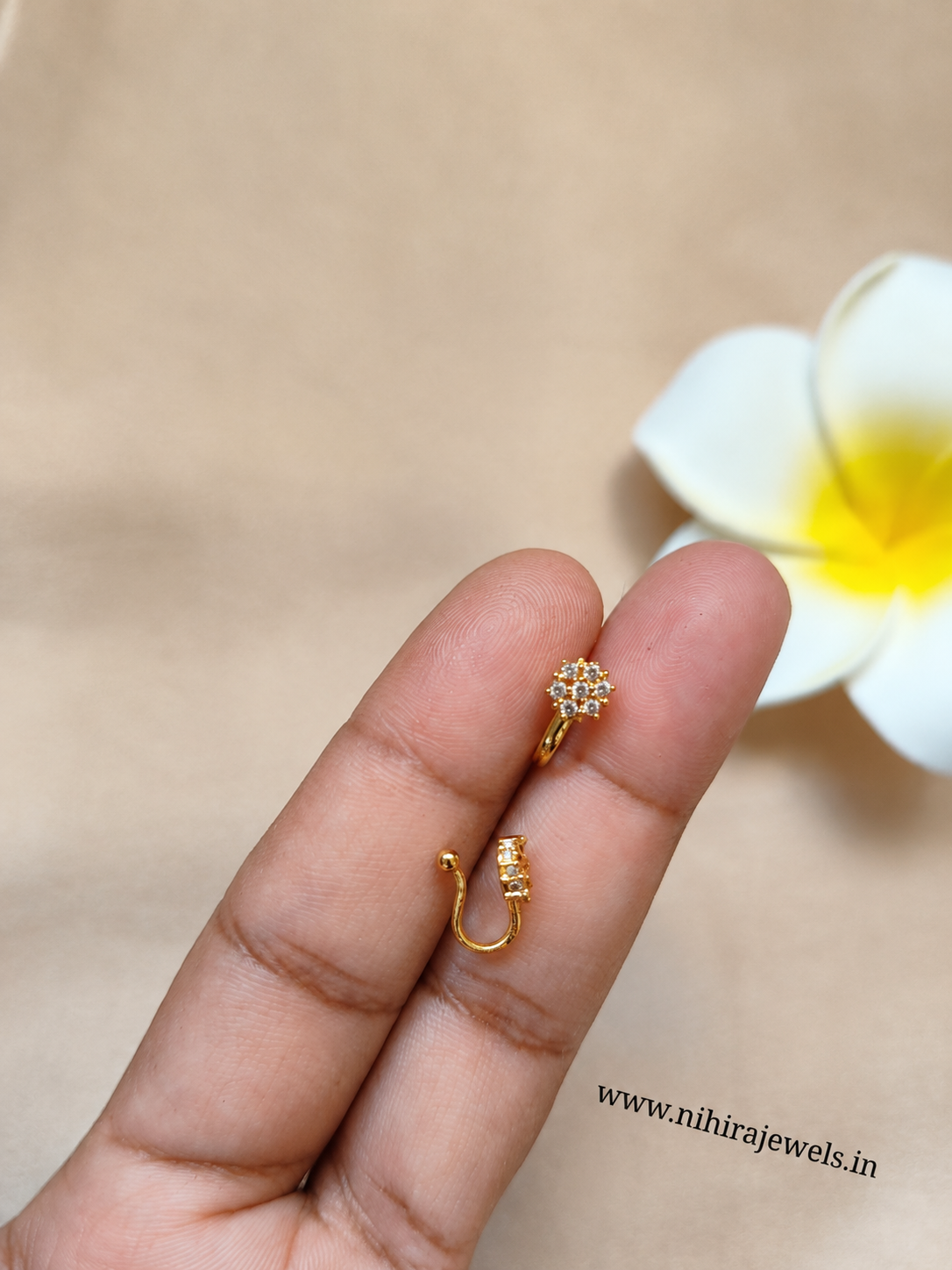 Non- Piercing Nosepin White stone Flower