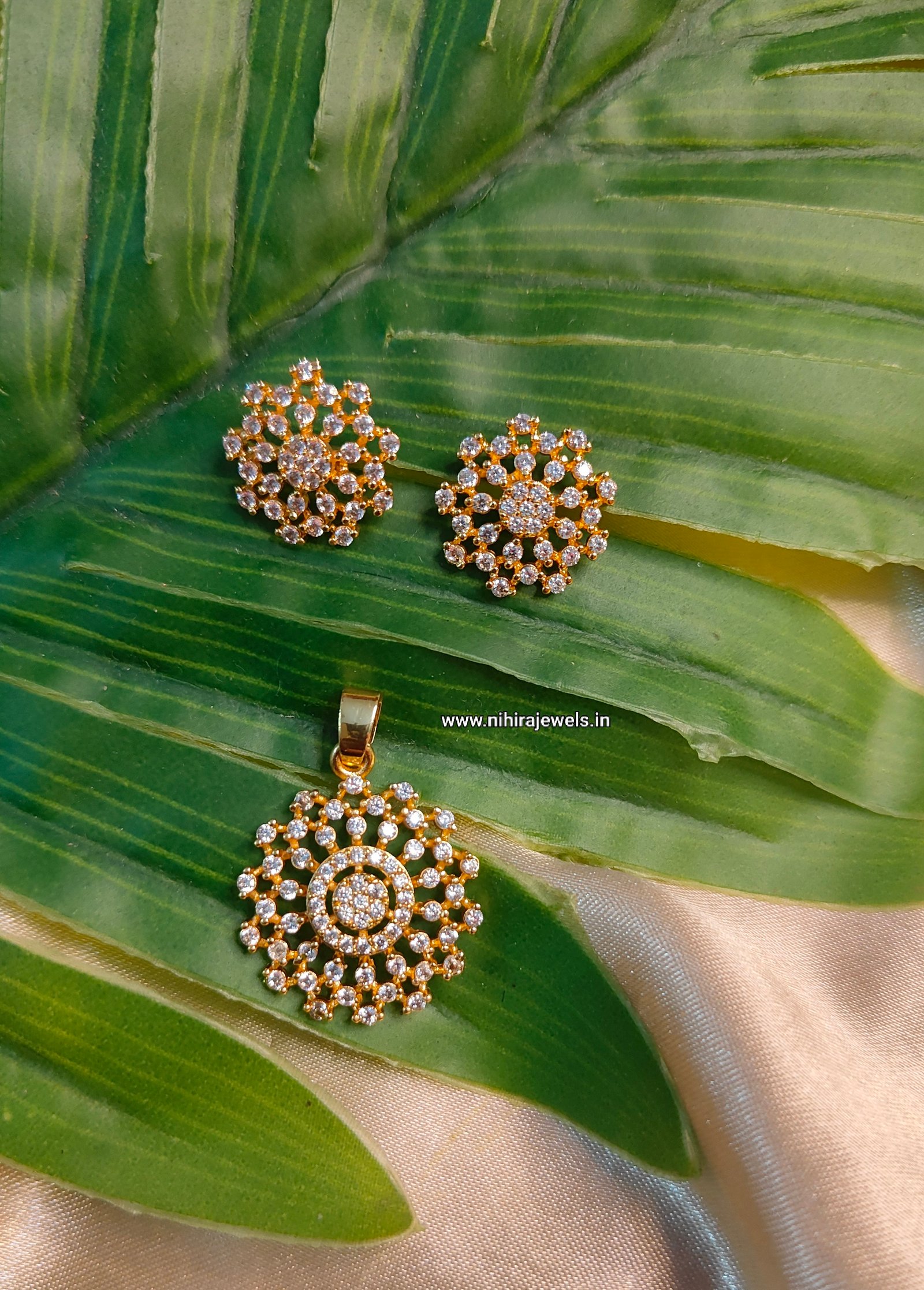 Nihira Diamond Glow  Locket with 1-Pair Earrings design 3
