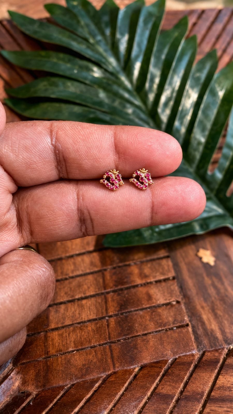 Om Earstud - Pink stones