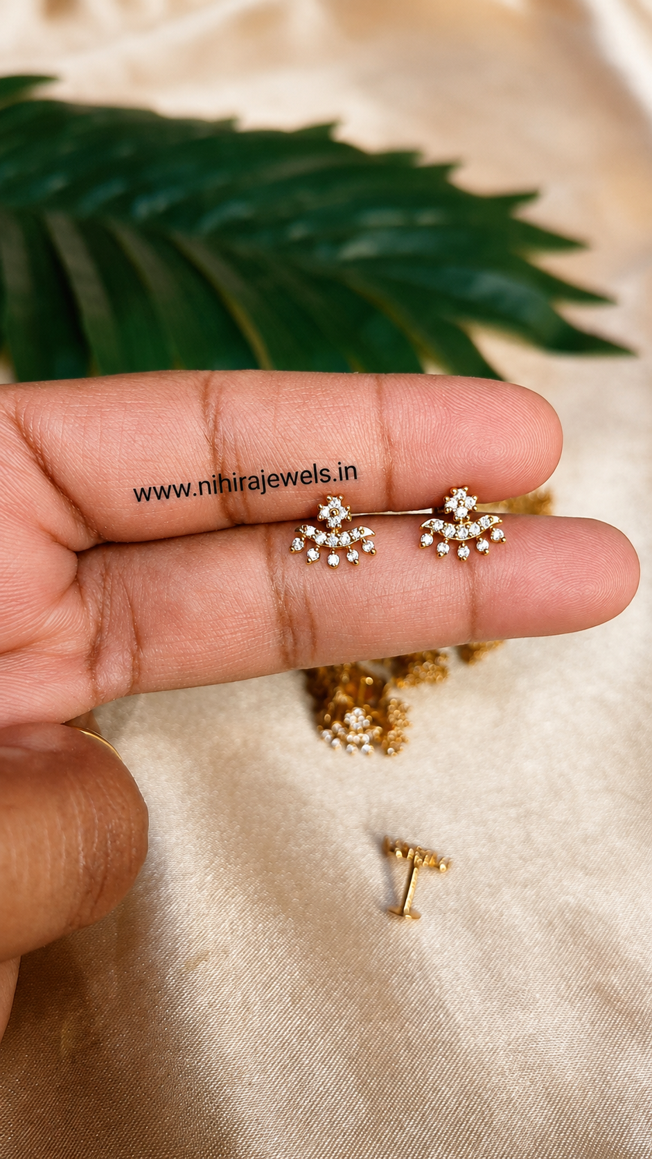 Madhavi Earstud 1pair
