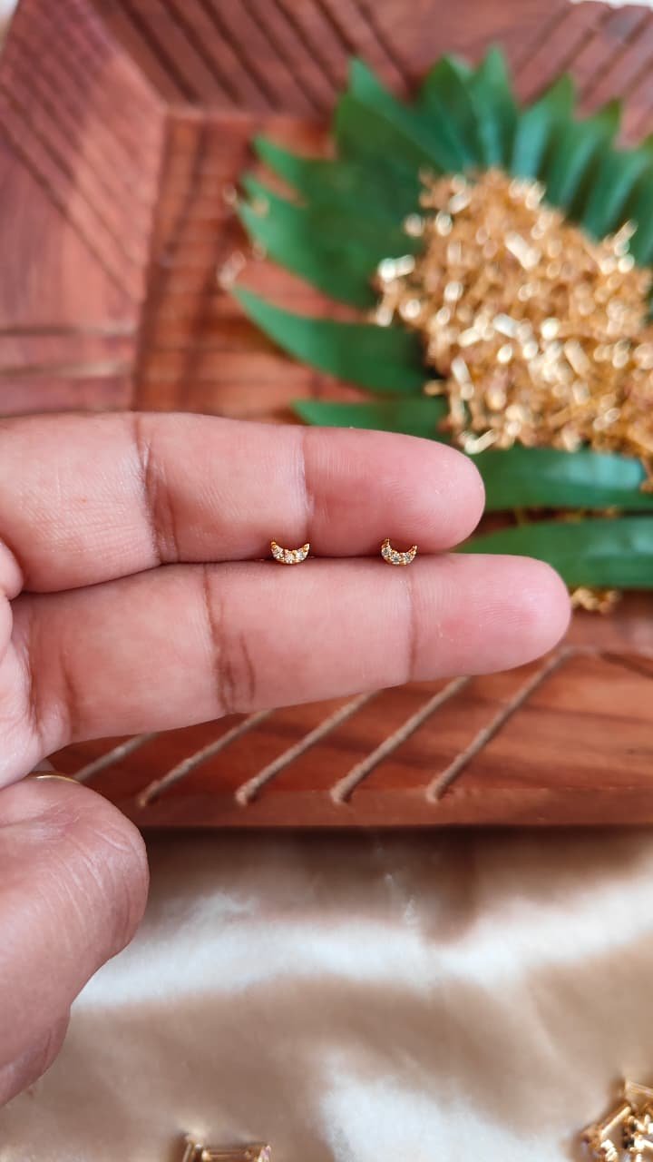 Earstud -Halfmoon small