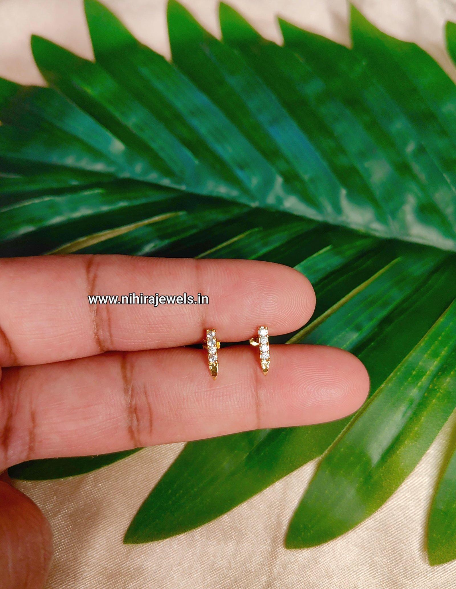 J Shape EARSTUD WHITE