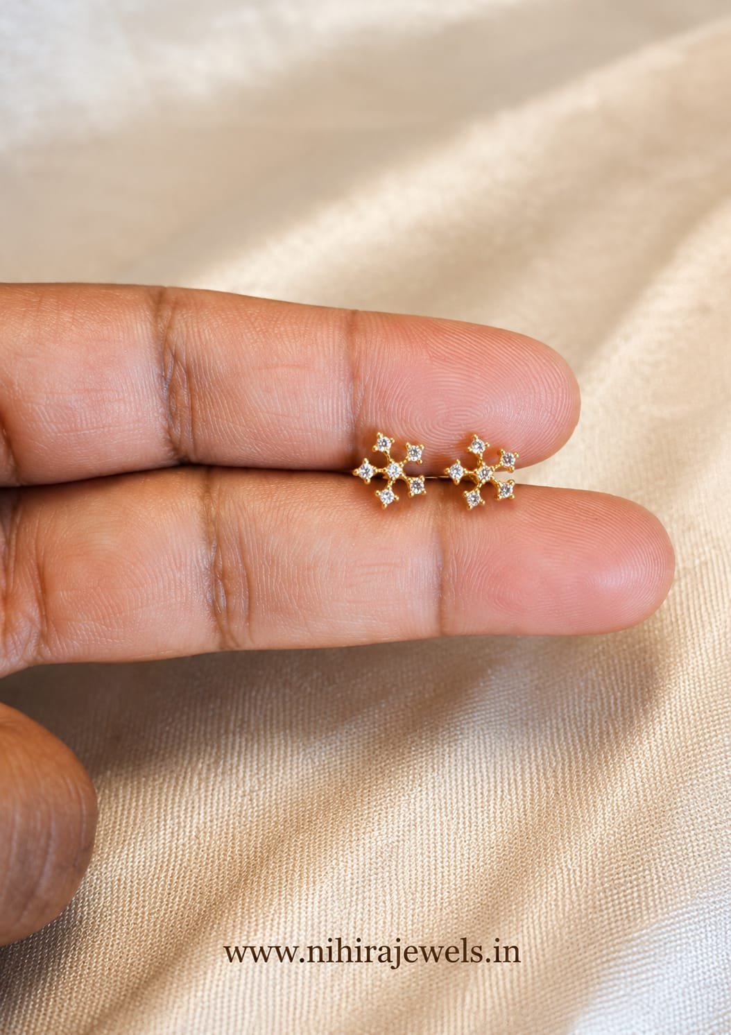 Nila White Earstud