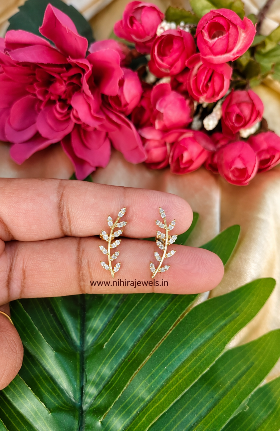 Eva Leaf Earstud  White stones 1 pair