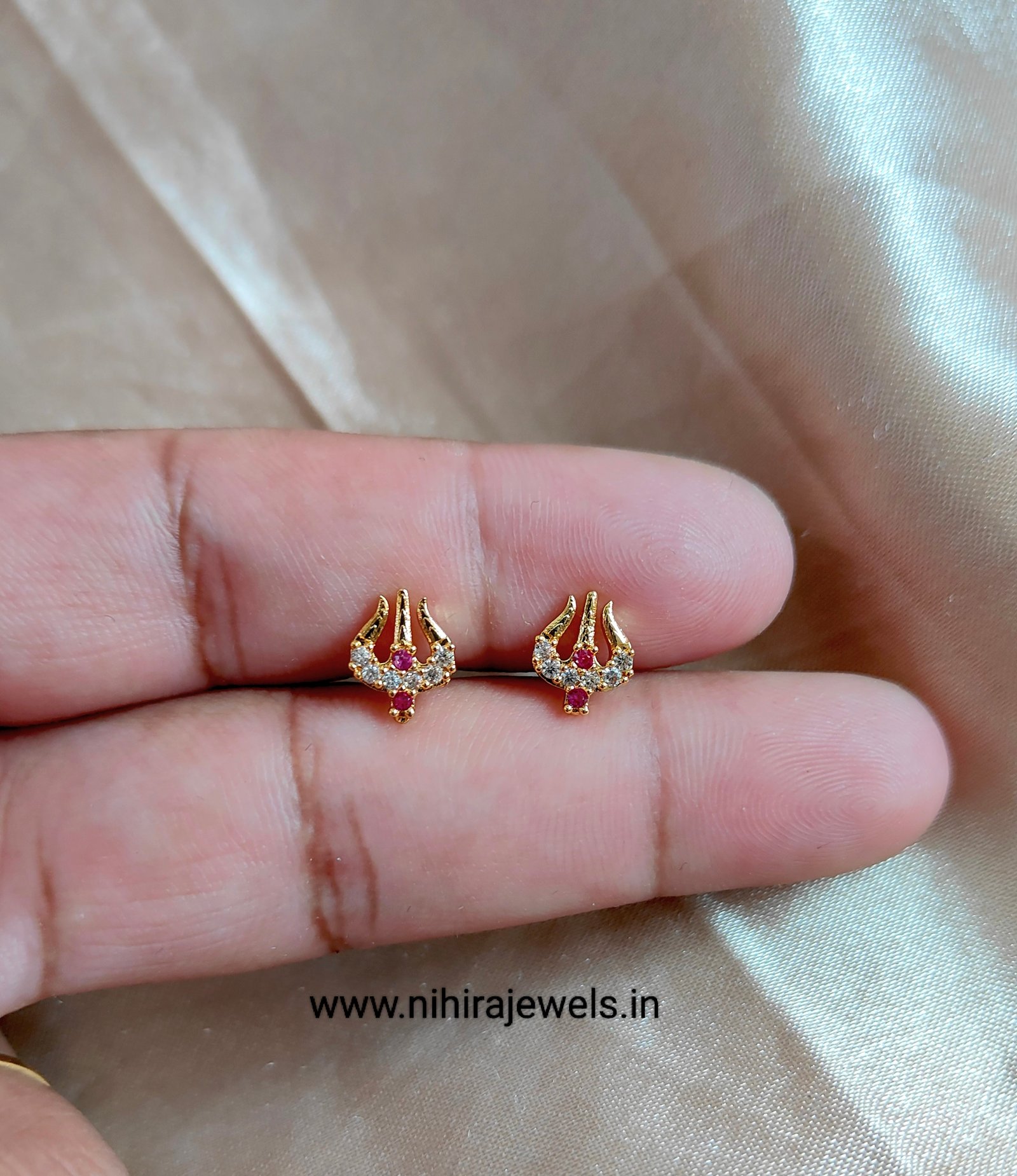 Trisul Ruby Earstud