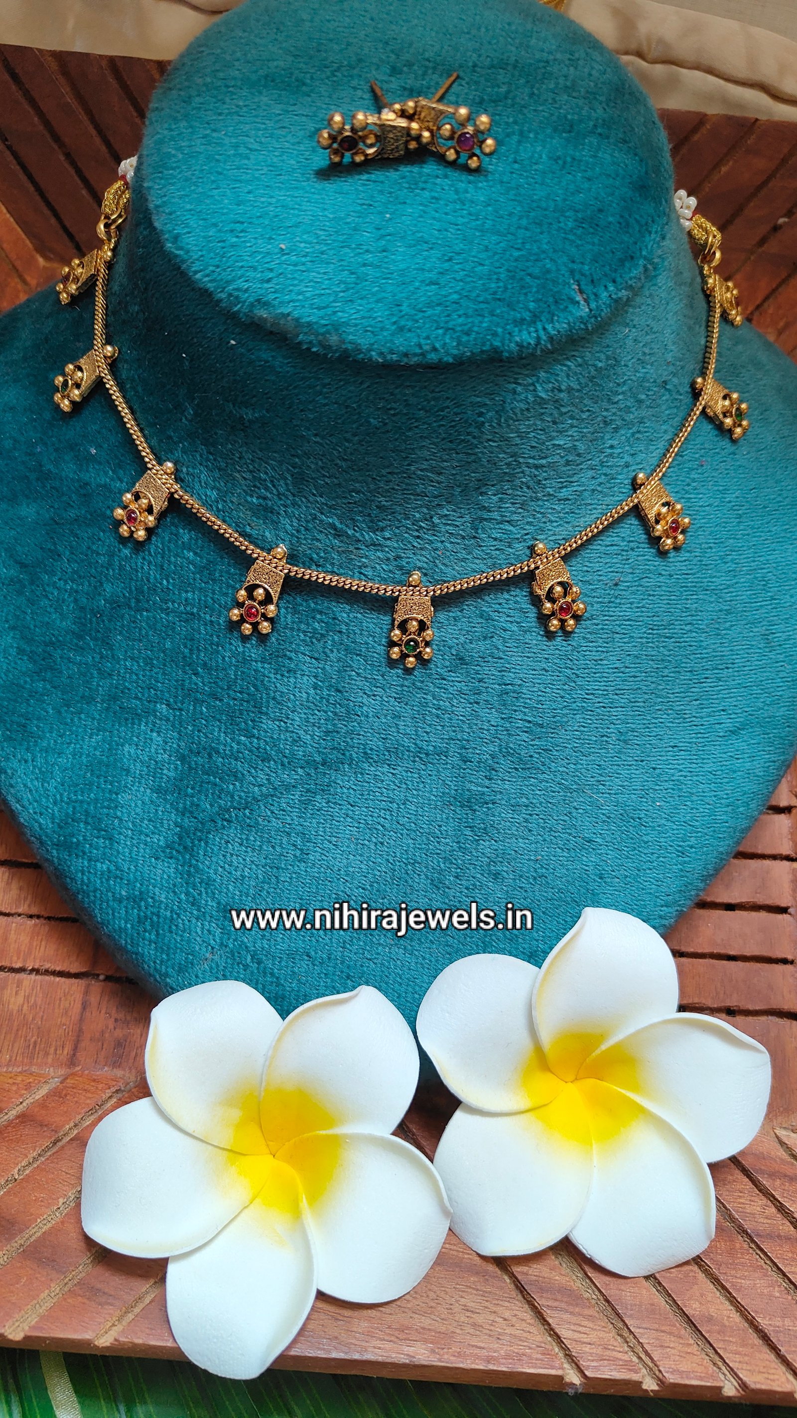 Sanvi Necklace Green and Red