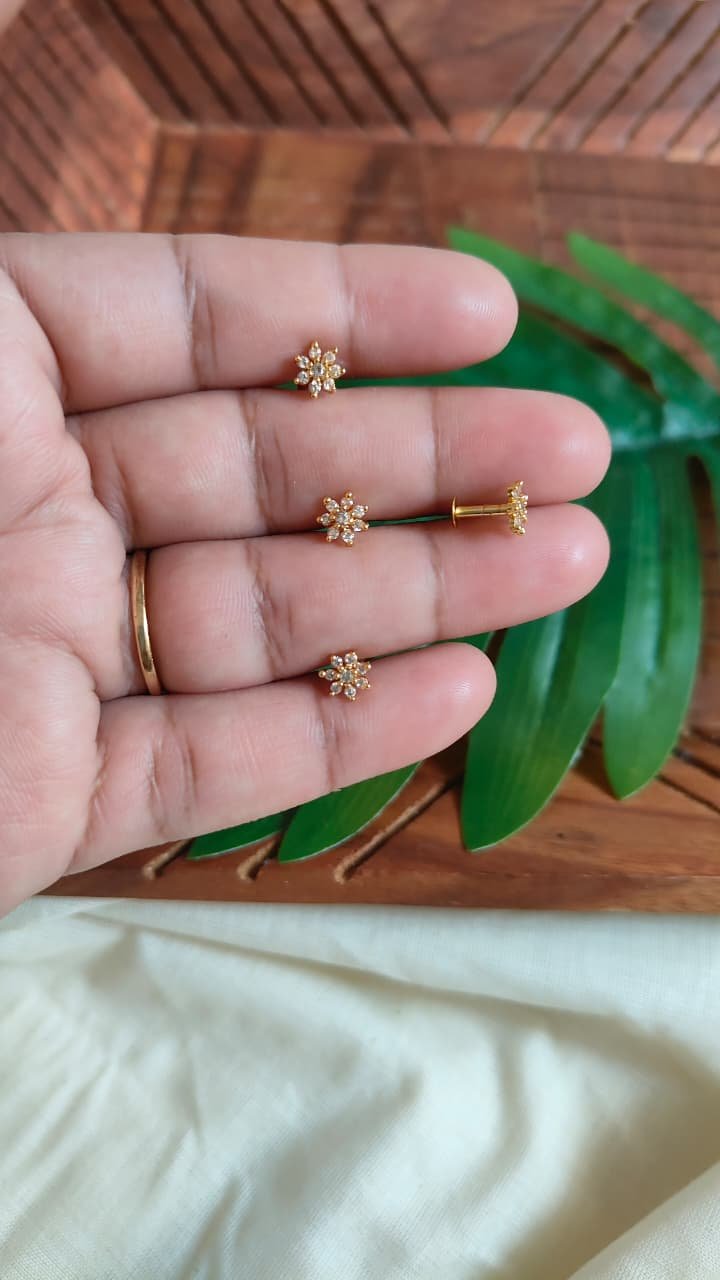 Flower Earring - 7 Stones - 1 Pair