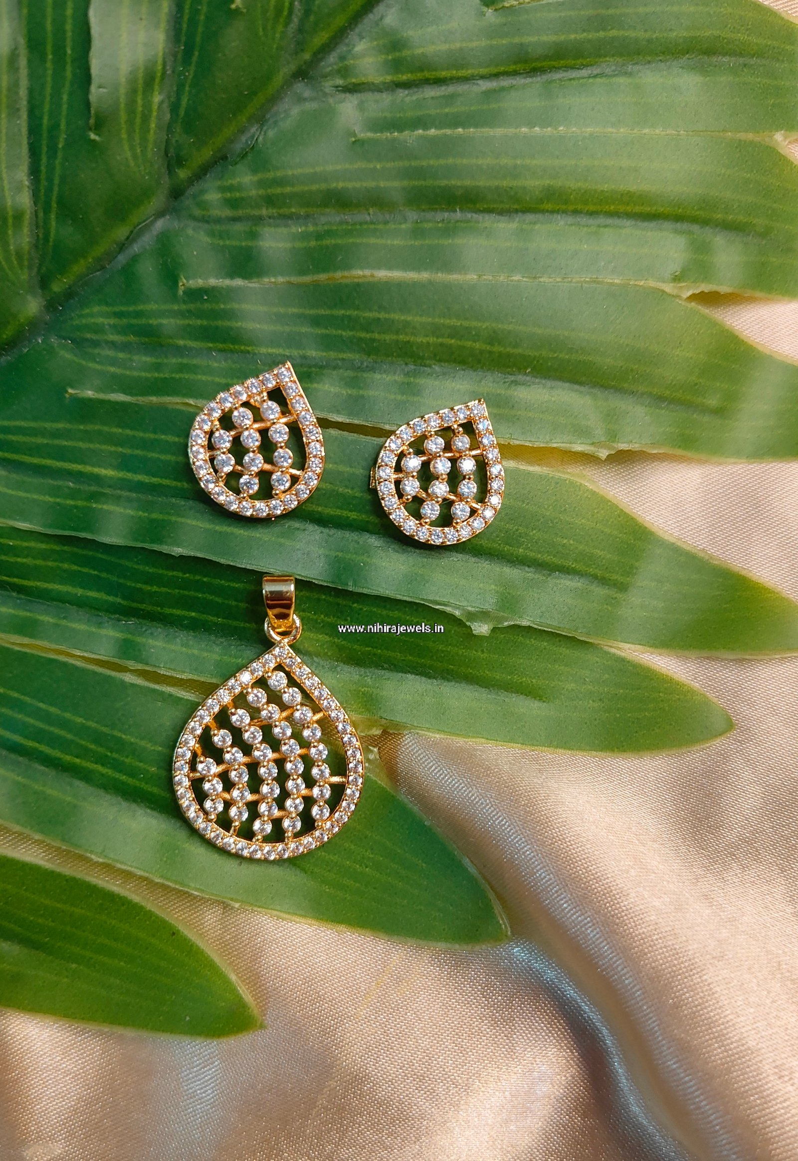 Nihira Diamond Glow  Locket with 1-Pair Earrings  Design 1