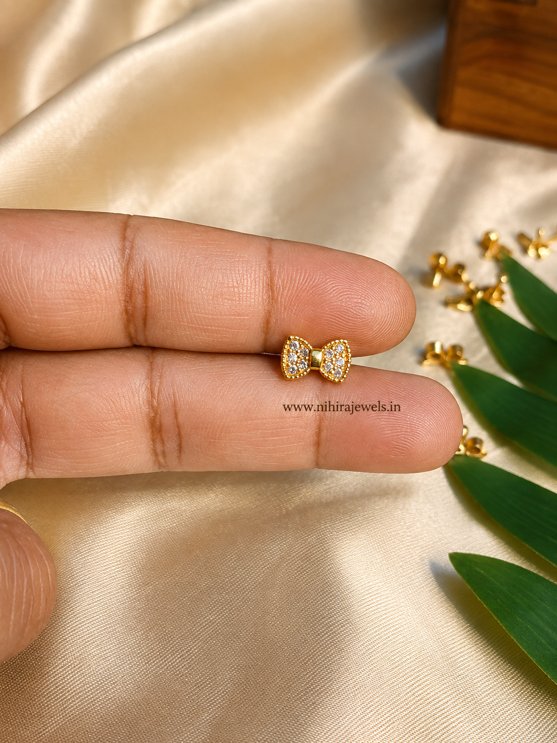 Bow Earstud  1 pair